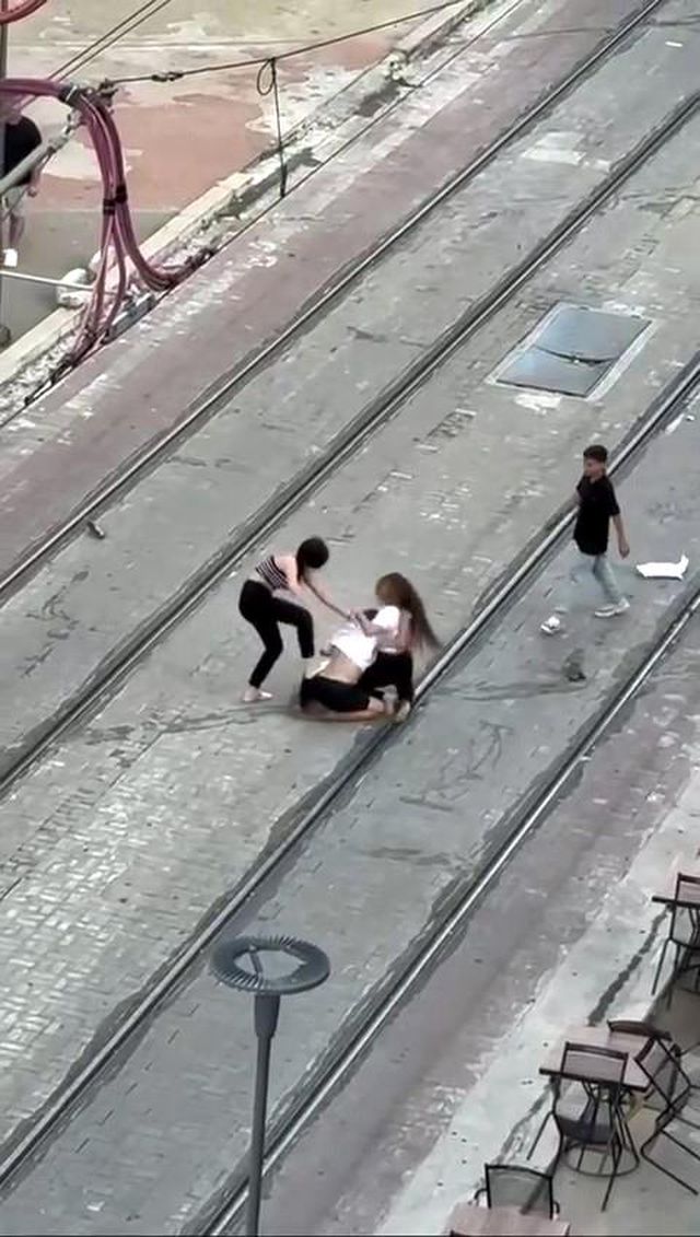 Antalya'da 4 kadın tramvay yolunda kavga etti Antalya'da 4 kadın tramvay yolunda kavga etti