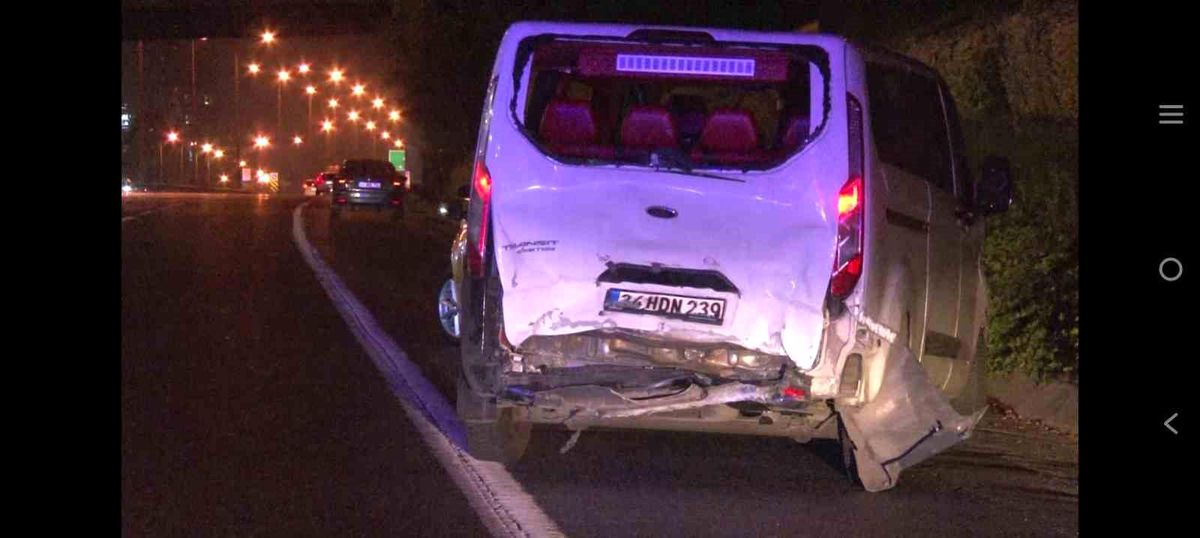 Ümraniye\'de Minibüse Arkadan Çarpan Otomobil Kazası: 3 Yaralı