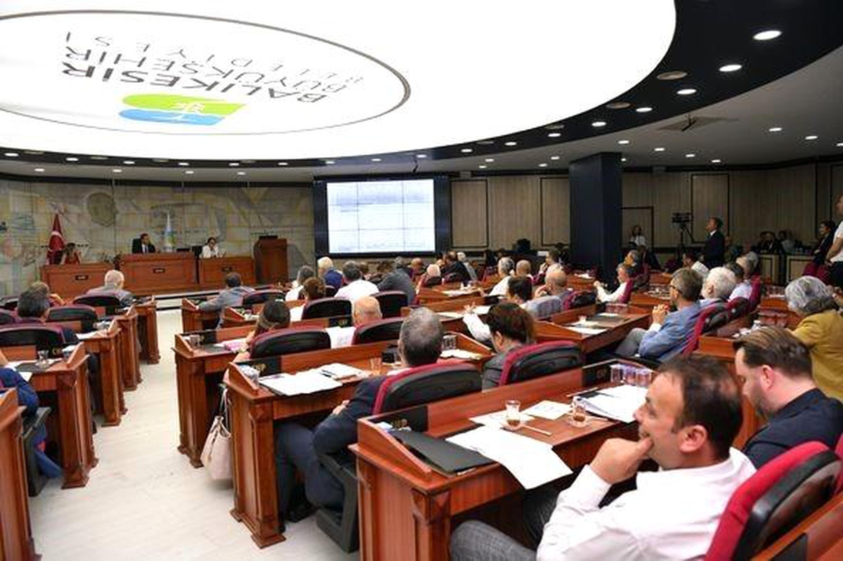 Başkan Ahmet Akın, AKP Grup Başkan Vekili Yasin Sağay\'ı sert bir şekilde eleştirdi