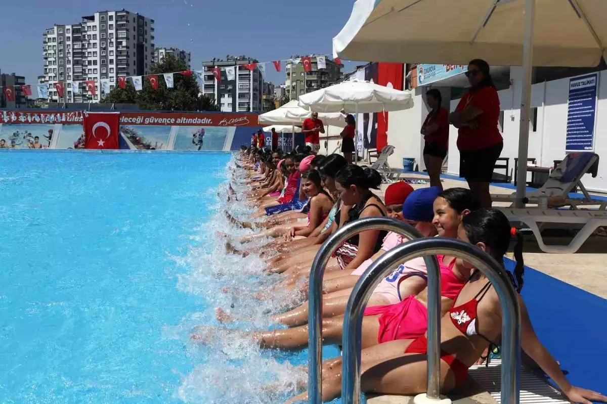 Çukurova Belediyesi Yaz Sezonunda 10 Bin Çocuğa Yüzme Eğitimi Verecek