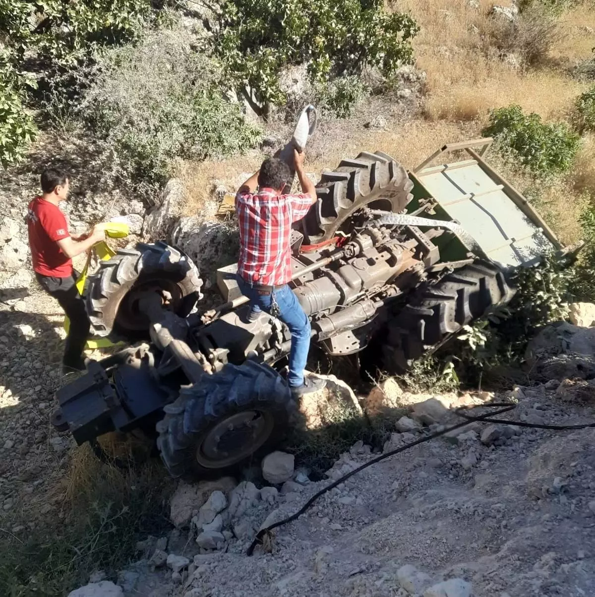 Besni\'de devrilen traktörün sürücüsü yaralandı