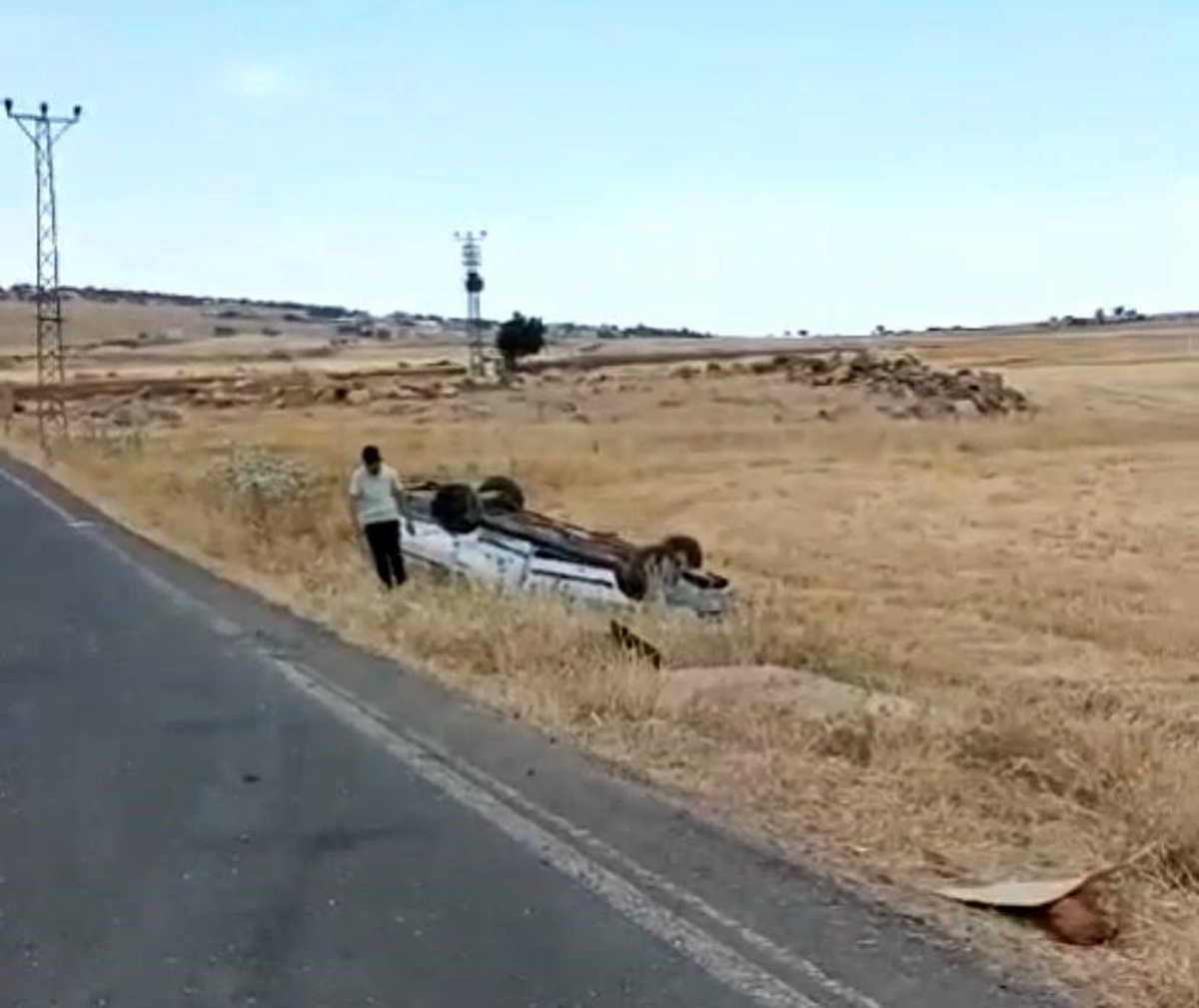 Diyarbakır\'ın Çınar ilçesinde kafa kafaya çarpışan otomobillerde 2 kişi yaralandı