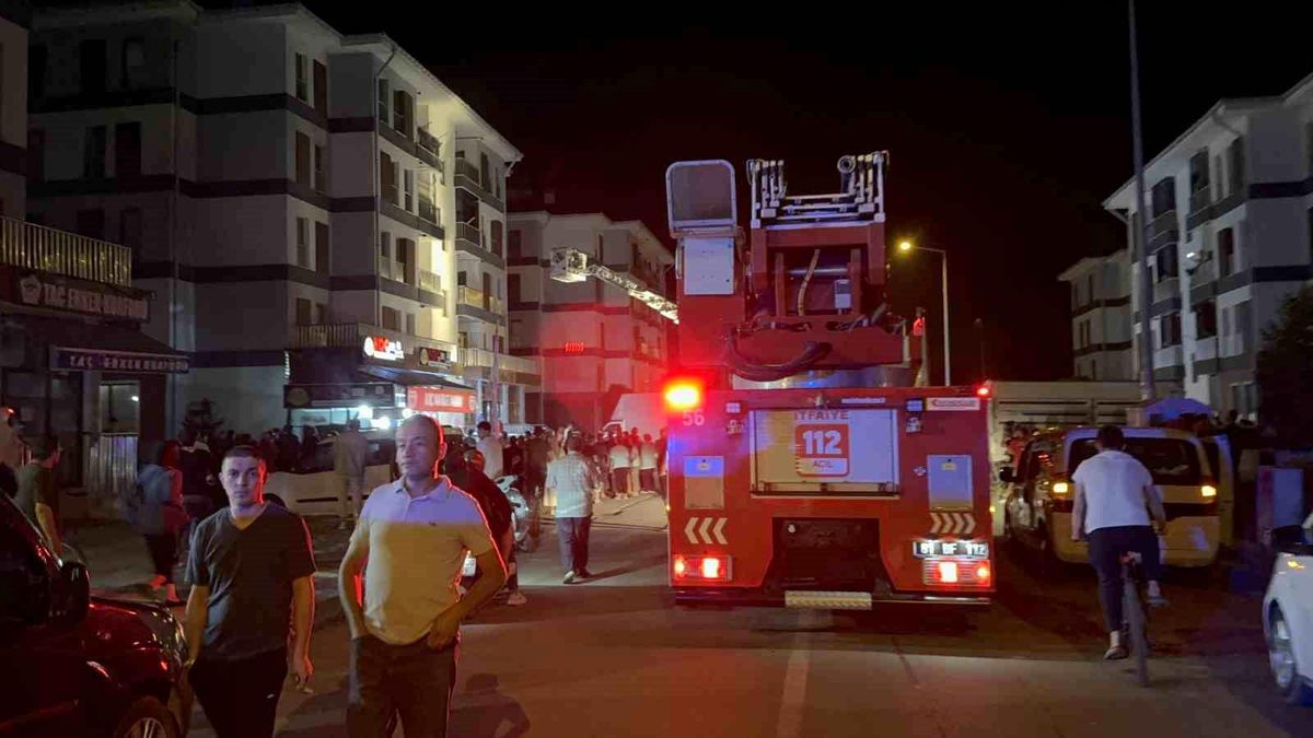 Düzce\'de Yangın: 7 Kişi Dumandan Kurtarıldı