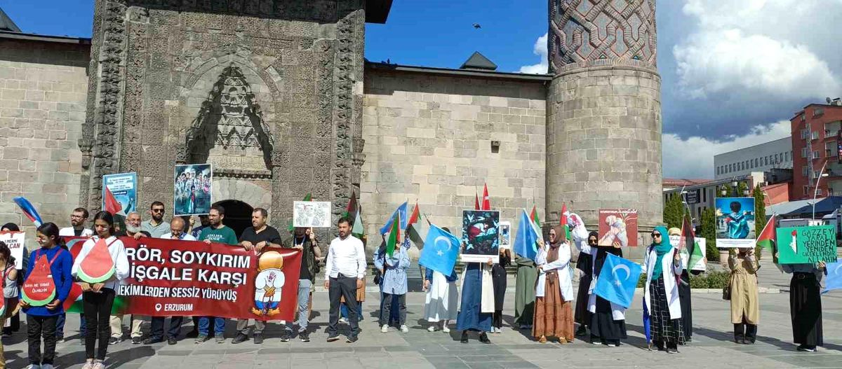 Erzurum\'da İsrail\'in Gazze\'ye saldırılarını protesto eden sağlıkçılar 32 haftadır sessiz yürüyüş yapıyor