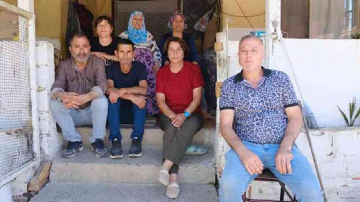 Evlerinin altındaki yılanlar Evlerinin altındaki yılanlar