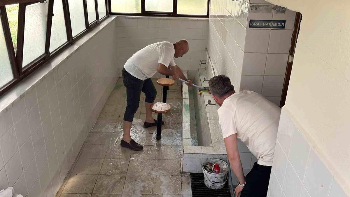Bolu\'da 2 Arkadaş Cami Tuvaletlerini Temizledi