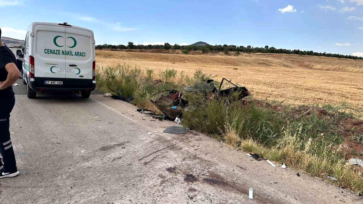 Gaziantep\'te minibüs ile otomobil çarpıştı: 1 ölü, 5 yaralı