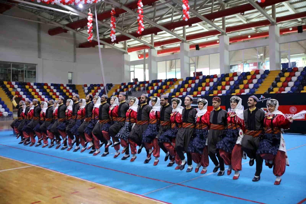 Adıyaman\'da Halk Oyunları Grup Yarışmaları Renkli Bir Gün Yaşattı