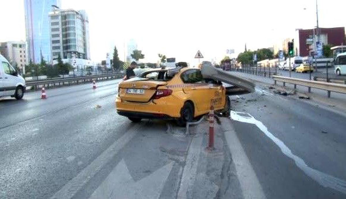 Kartal\'da Ticari Taksi Kontrolden Çıkarak Bariyere Girdi