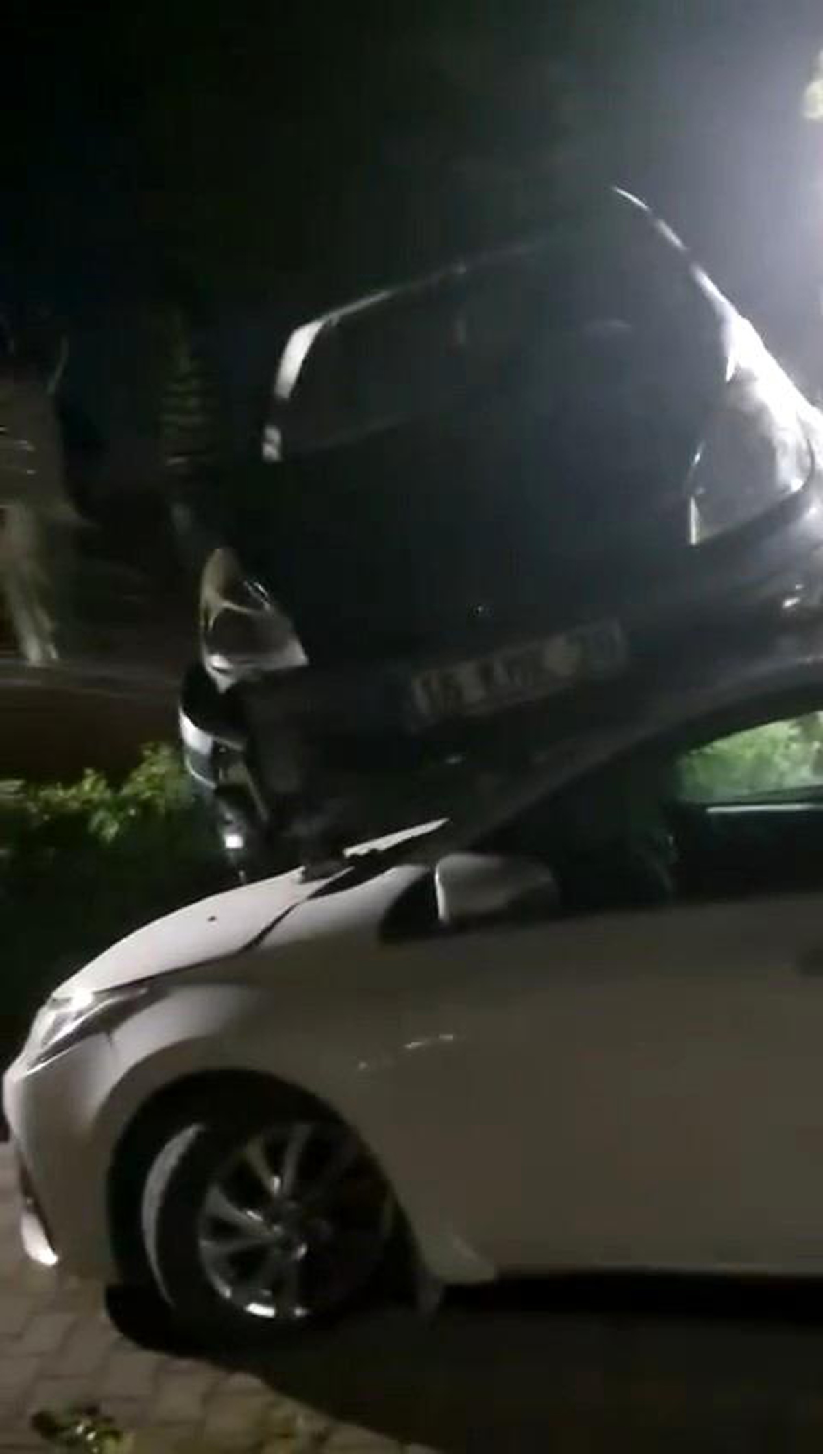 Bursa\'da Kontrolden Çıkan Otomobil Sitenin Duvarını Aşıp Başka Bir Otomobilin Üzerine Düştü