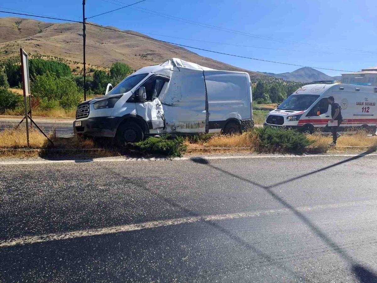 Malatya\'da otobüs ile kamyonet çarpıştı: 1 yaralı