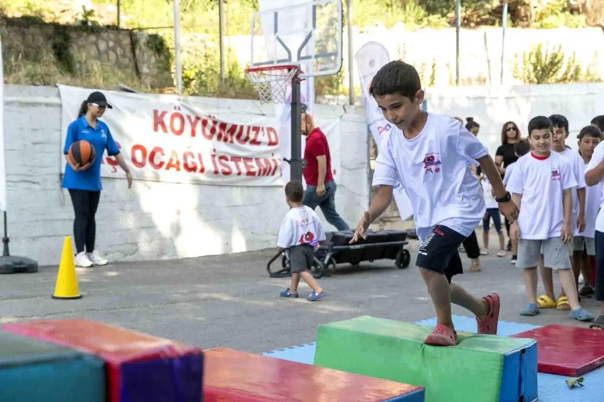 Mersin Büyükşehir Belediyesi \'Sporbüs\' Projesiyle Çocukları Sporla Buluşturuyor