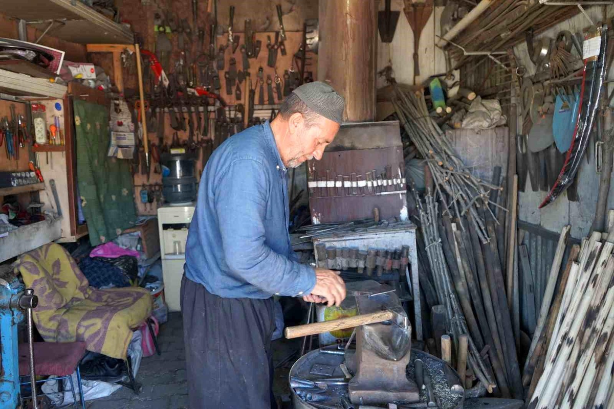 Şırnak\'ta 50 Yıldır Demircilik Yapan Vatandaş: Mesleğimiz Tehlikede