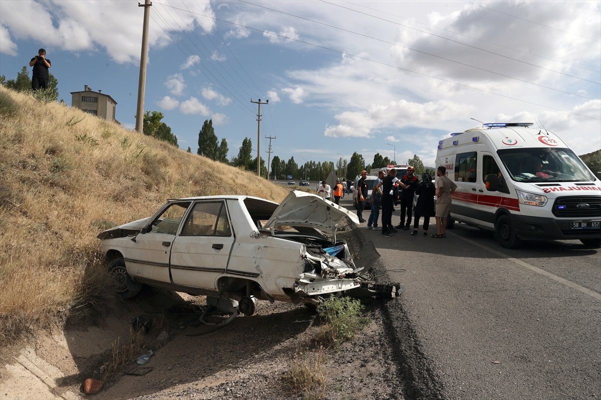 Sivas\'ta Trafik Kazasında 1 Ölü, 4 Yaralı