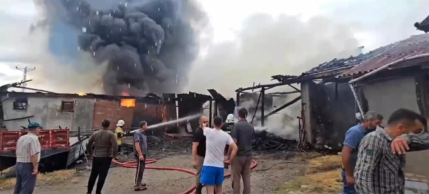 Tokat\'ın Zile ilçesinde ev ve depo yangını: Bir itfaiyeci yaralandı