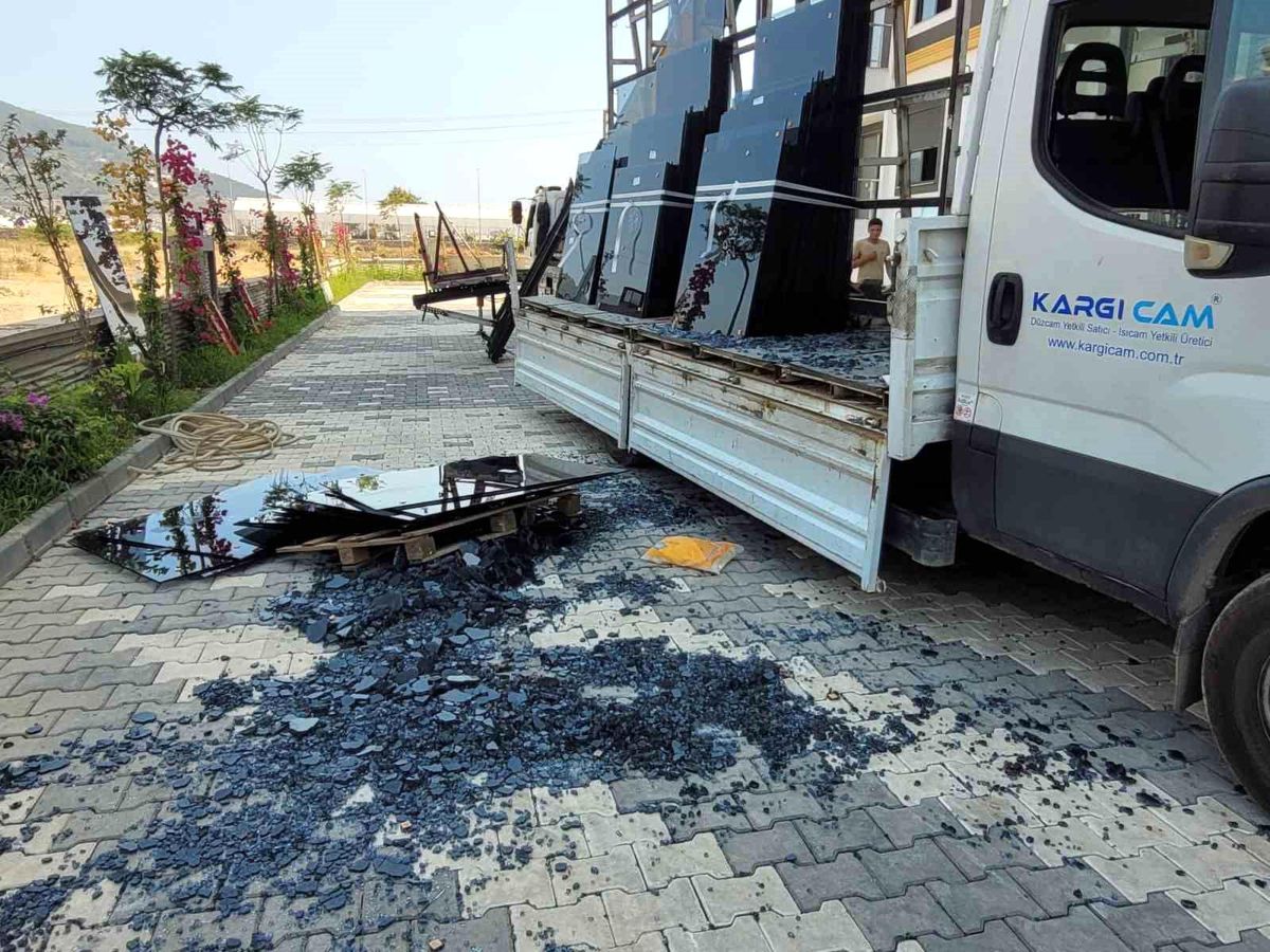 Antalya\'da inşaat sırasında camlar üzerine devrildi, bir kişi yaralandı