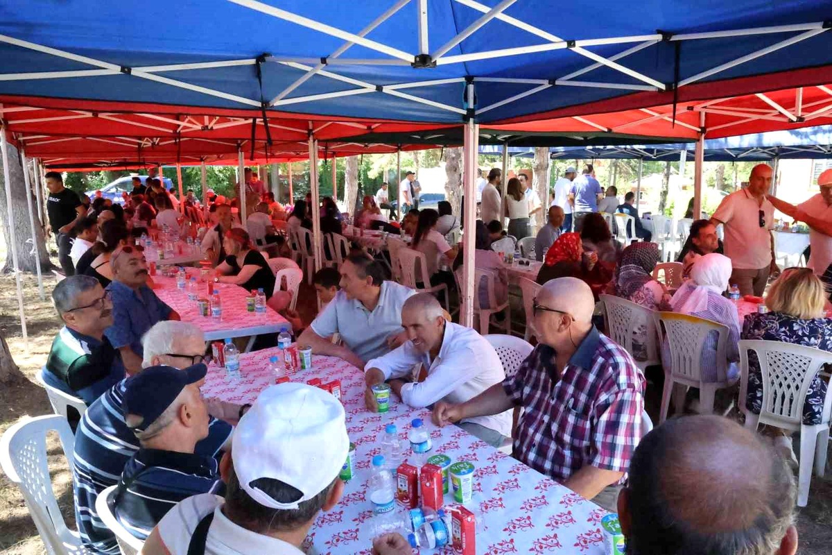Eskişehir\'de Yetiştirme Yurdundan Ayrılan Vatandaşlar Geleneksel Pilav Günü\'nde Buluştu
