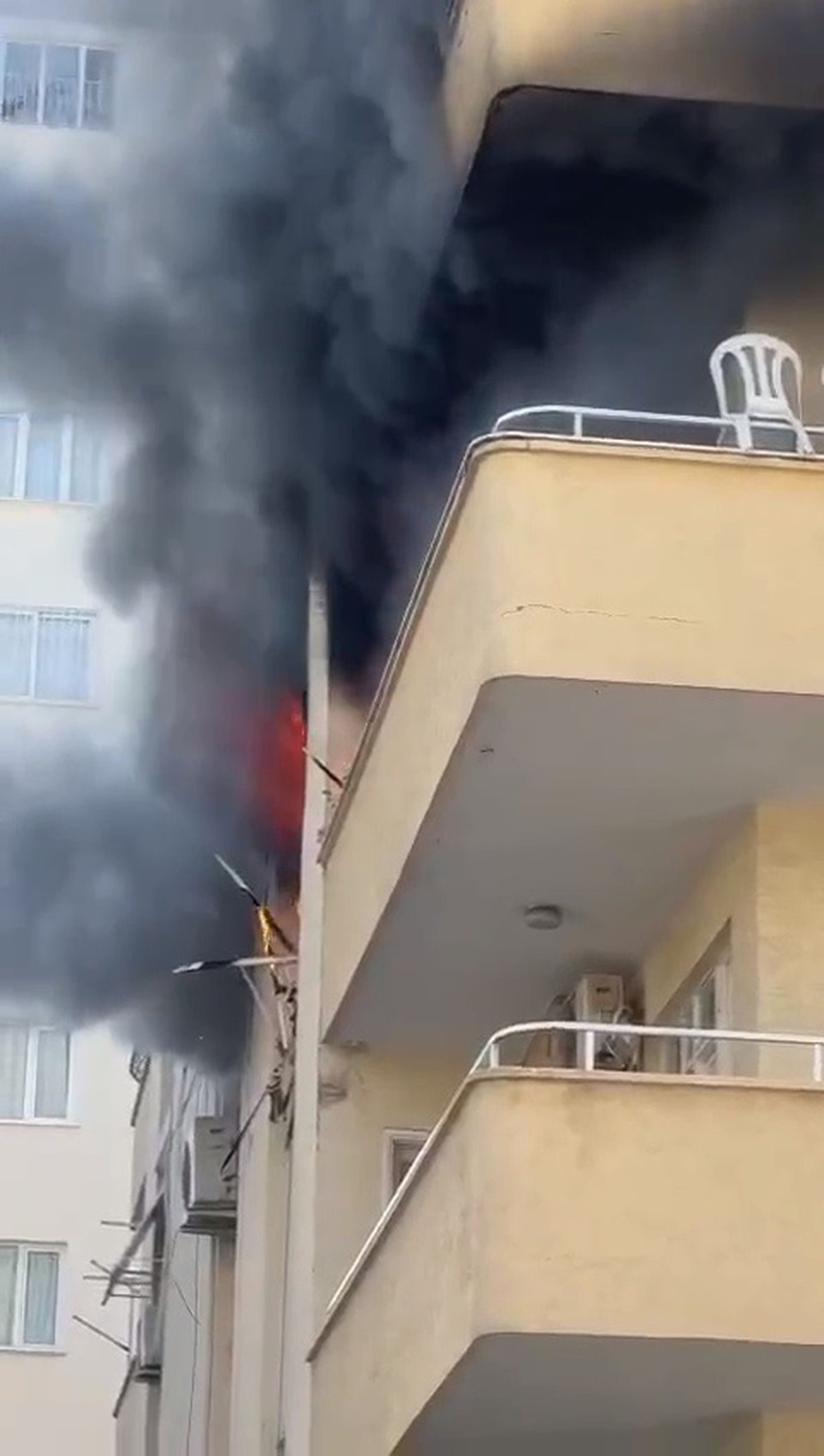 Adana\'da 10 Katlı Apartmanda Yangın Çıktı