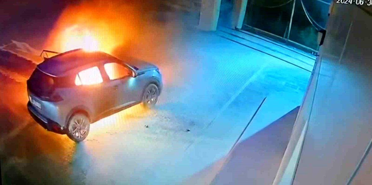 Samsun\'da Opet\'e ait akaryakıt istasyonunda otomobil alev alev yandı