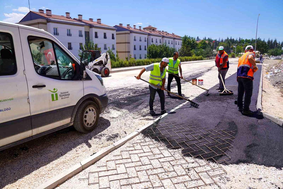 Tepebaşı Belediyesi Uluönder Mahallesi\'nde Kaldırım Desenli Asfalt Çalışmalarına Başladı