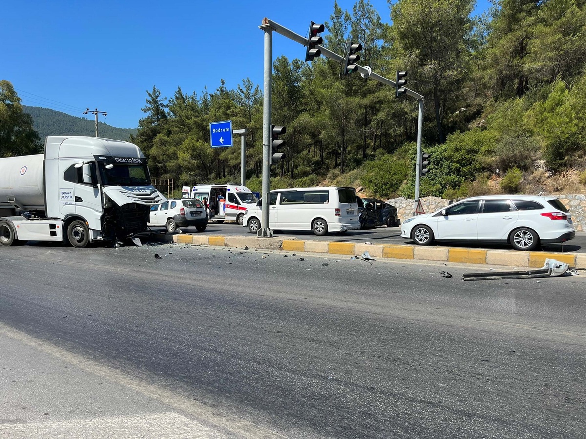 Bodrum\'da TIR Kazası: 1 Ölü, 1 Yaralı