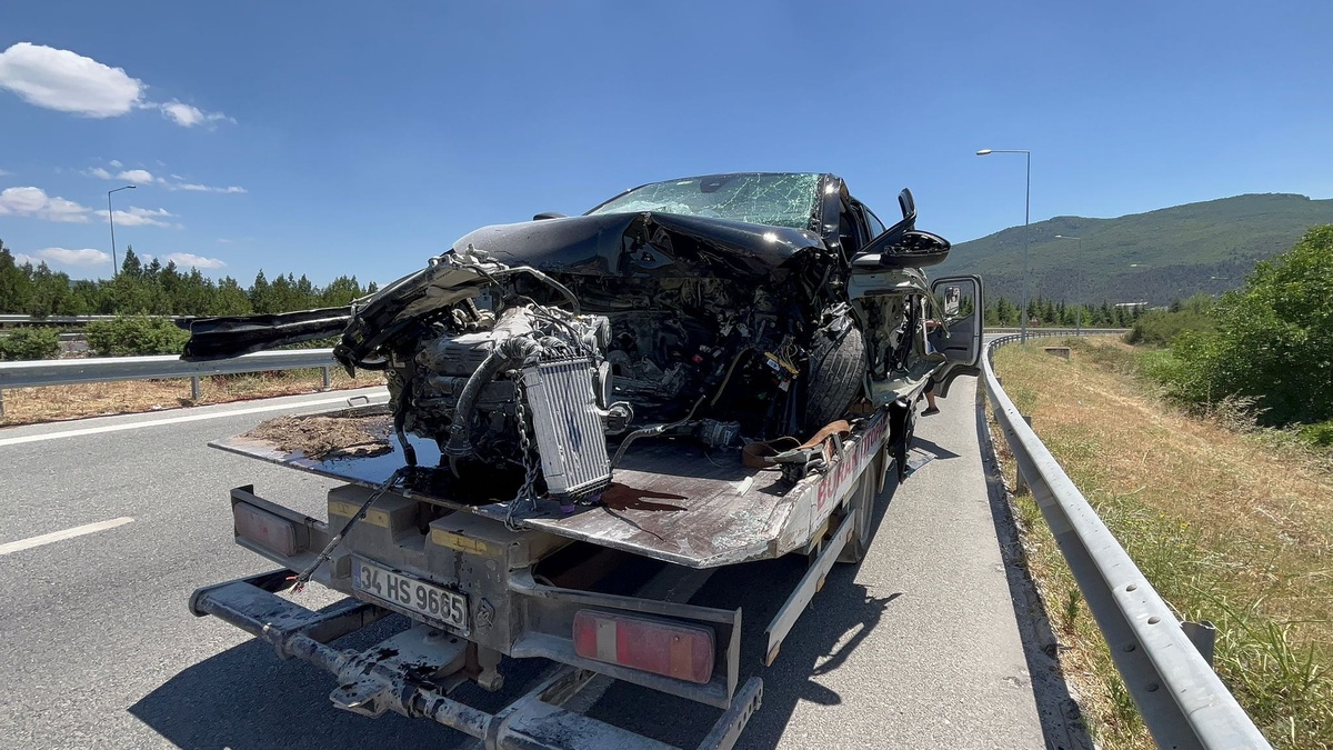 Bursa\'da Otomobil Bariyerlere Çarptı: Sürücü Hayatını Kaybetti