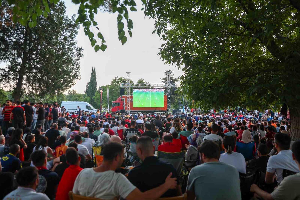 Türkiye-Avusturya maçı Gaziantep\'te dev ekranlarda izlenecek