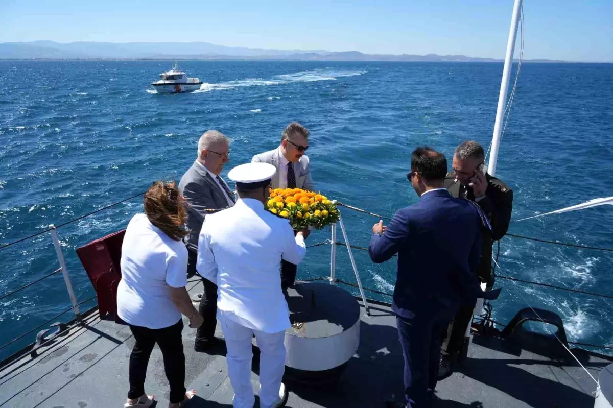 Deniz şehitlerinin anısına Sahil Güvenlik hücumbotu ile denize çelenk bırakıldı