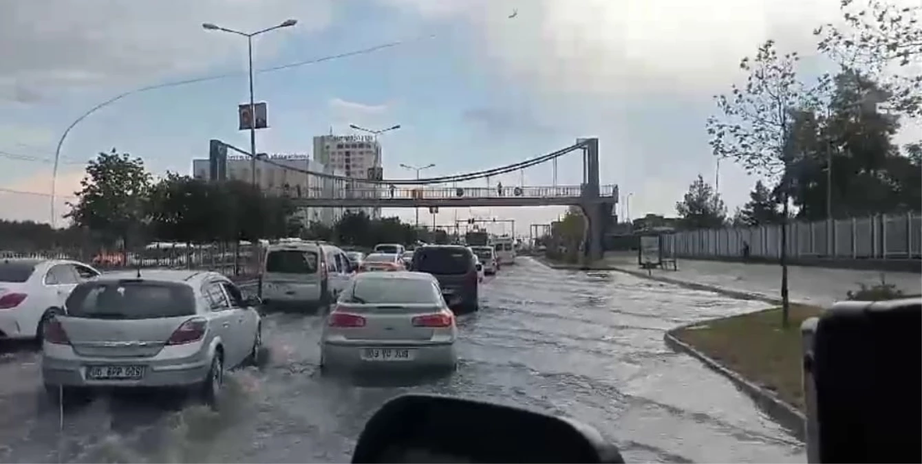 Diyarbakır\'da Sağanak Yağış Yolları Göle Döndürdü