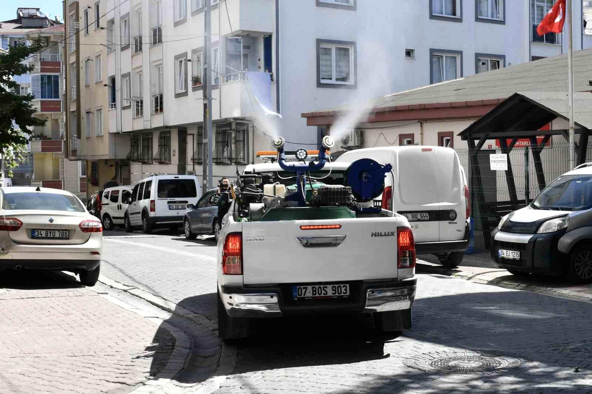 Esenyurt Belediyesi Sinek ve Haşere İlaçlama Çalışmalarını Sürdürüyor