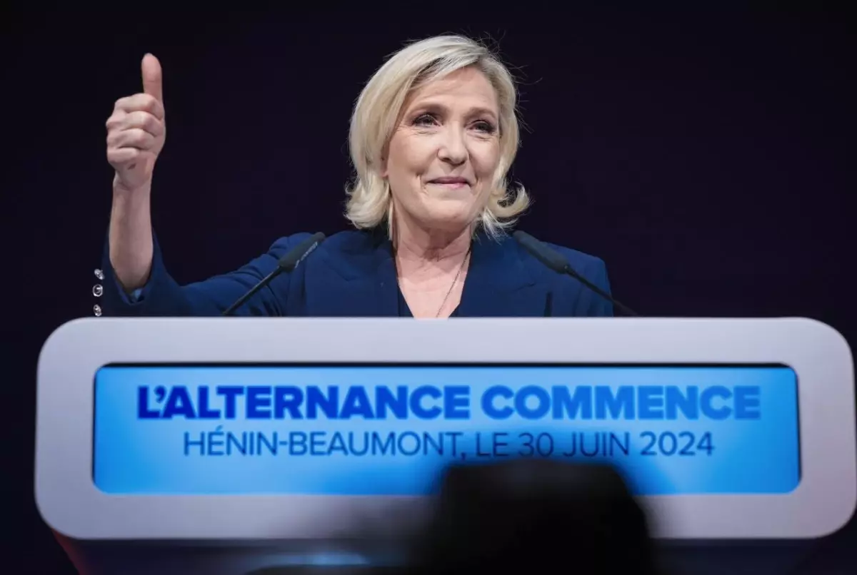 Fransa\'da Le Pen\'i engellemek için aday çekme kararı