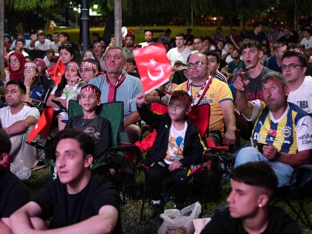 Düzce Belediyesi, A Milli Futbol Takımının Avusturya maçını dev ekrana yansıtacak