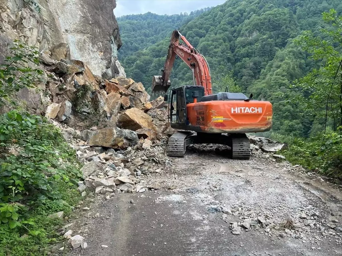 Giresun Espiye\'de heyelan nedeniyle kapanan yol yeniden açıldı