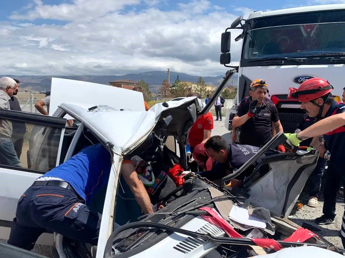 Erzincan\'da trafik kazasında sıkışan sürücü kurtarıldı