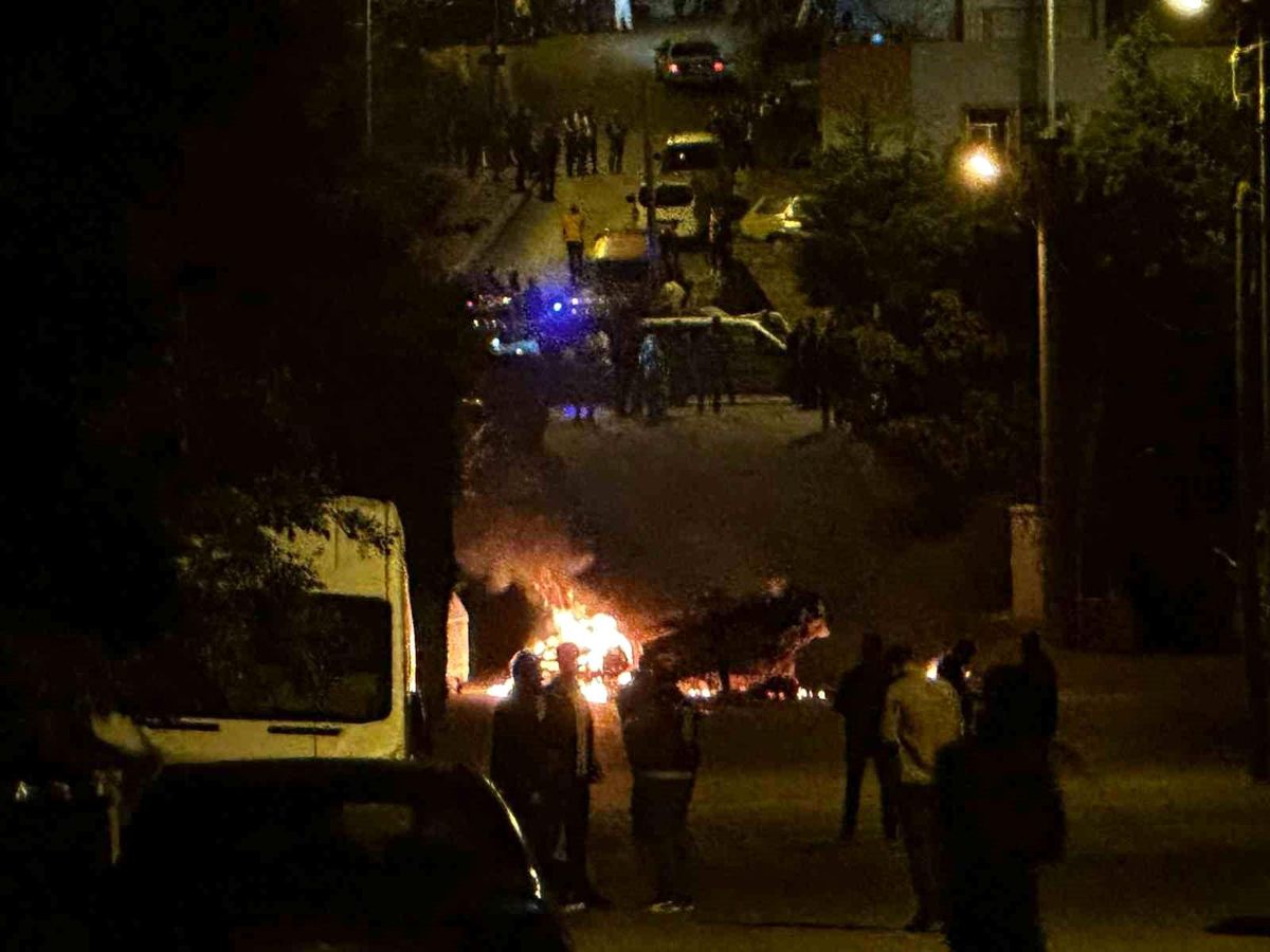 Kayseri\'de Yabancı Uyruklu Çocuğa Taciz İddiası: Araçlar Ateşe Verildi