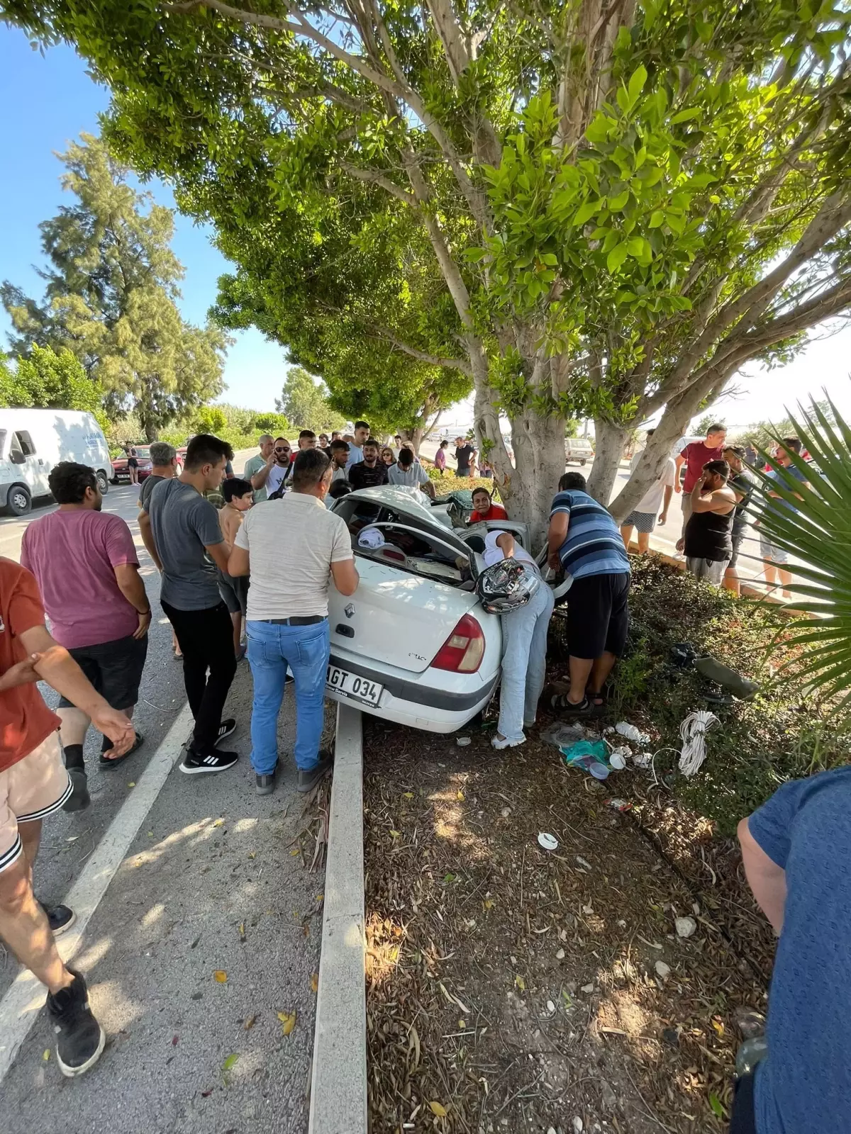 Kumluca\'da Otomobil Kazası: 3 Kişi Hayatını Kaybetti