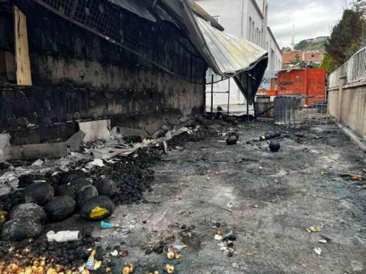 Küçük çocuğa taciz Kayseri'yi yangın yerine çevirdi! Hasar gün ağarınca ortaya çıktı Küçük çocuğa taciz Kayseri'yi yangın yerine çevirdi! Hasar gün ağarınca ortaya çıktı