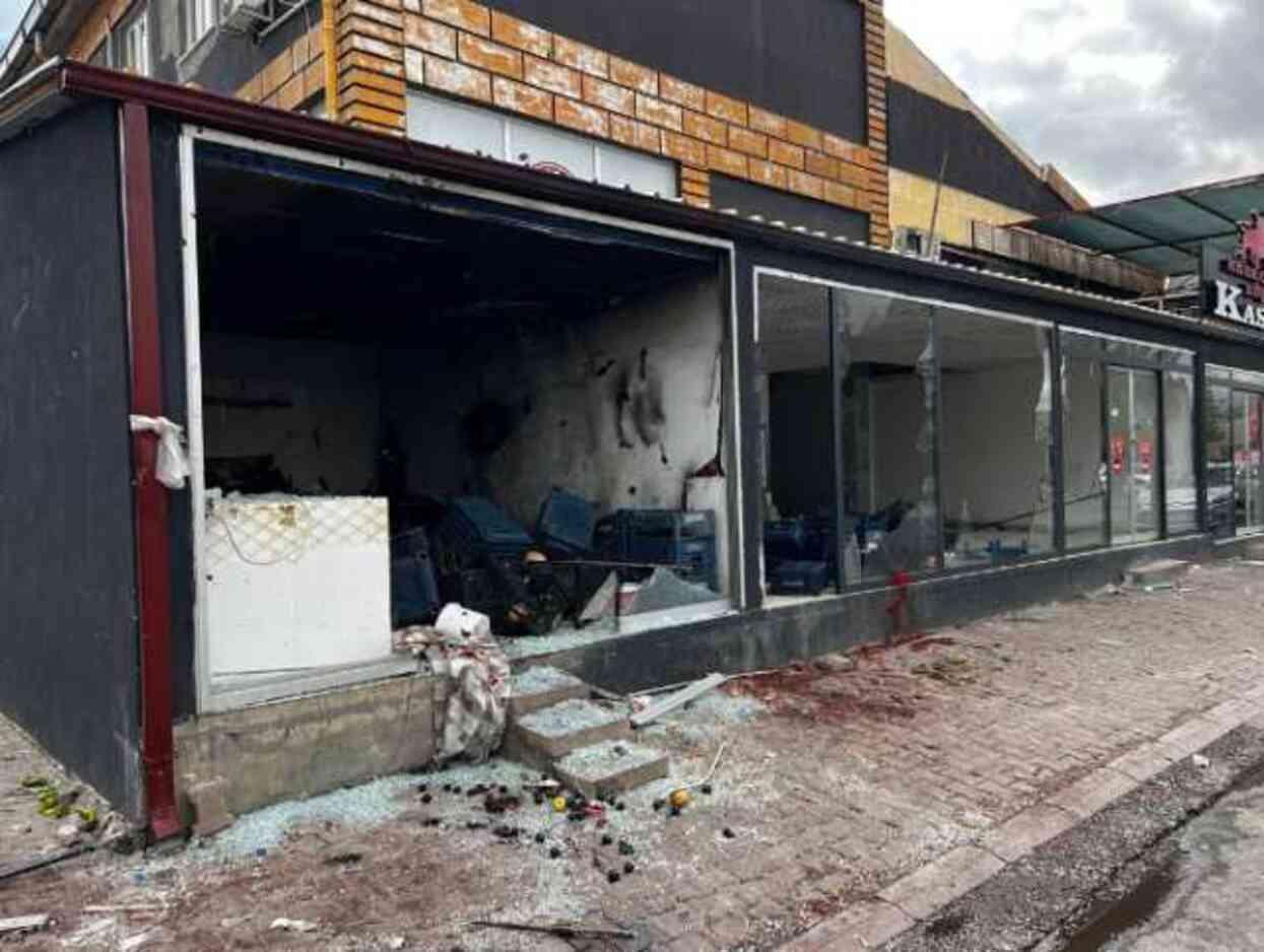 Küçük çocuğa taciz Kayseri'yi yangın yerine çevirdi! Hasar gün ağarınca ortaya çıktı Küçük çocuğa taciz Kayseri'yi yangın yerine çevirdi! Hasar gün ağarınca ortaya çıktı