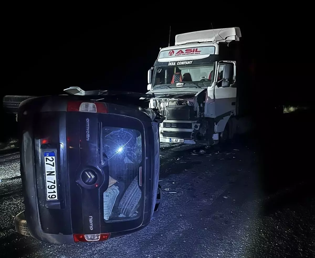 Mardin\'de tır ile hafif ticari araç çarpıştı: 2 yaralı