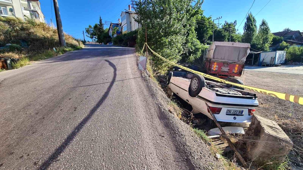 Safranbolu\'da Otomobil Şarampole Devrildi: 2 Yaralı