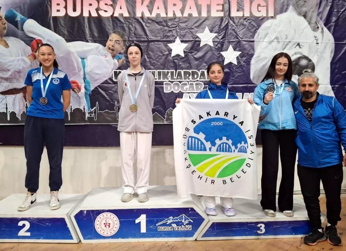 Sakarya Büyükşehir Belediyesi Karate Takımı Bursa Ligi\'nde Madalyalarla Döndü