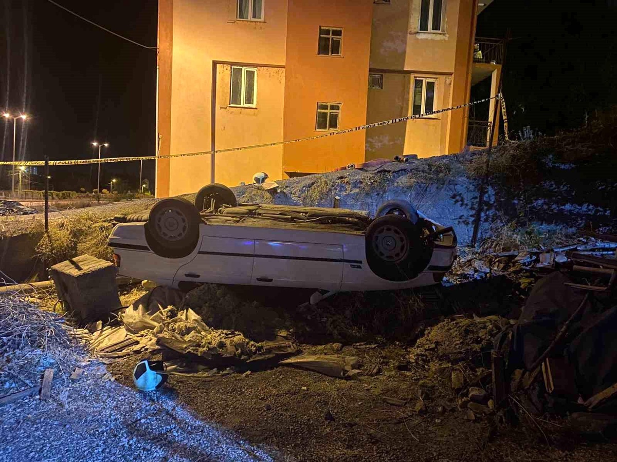 Safranbolu\'da Alkollü Sürücü Şarampole Devrildi, 2 Kişi Yaralandı