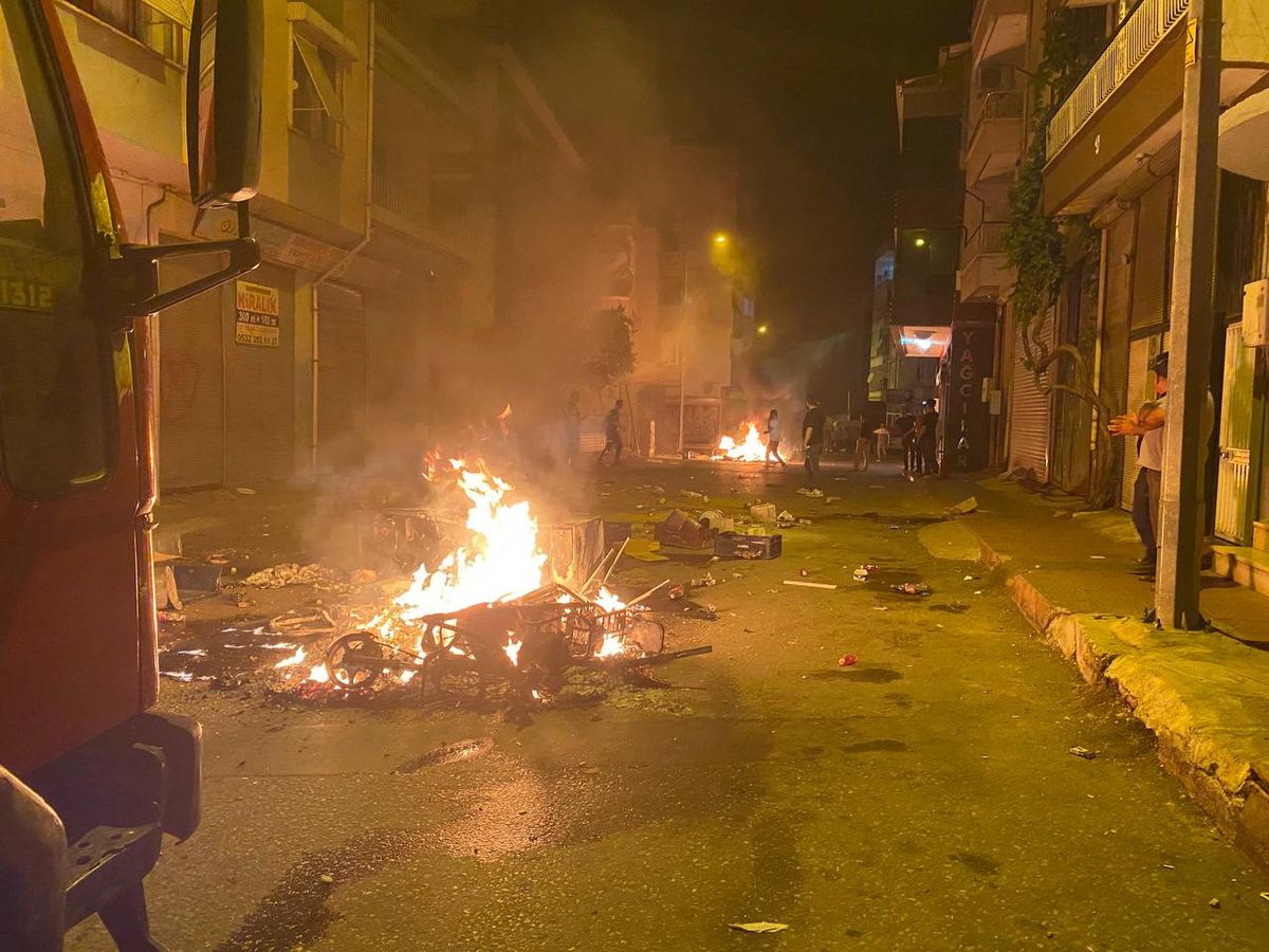 Antalya\'da Suriyelilere saldırı: Araçlar ve iş yerleri zarar gördü