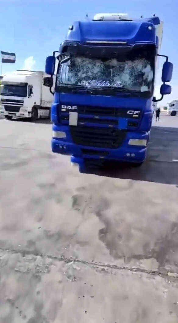 Suriye'de provokatörlerin saldırısına uğrayan Türk tırları ülkeye döndü