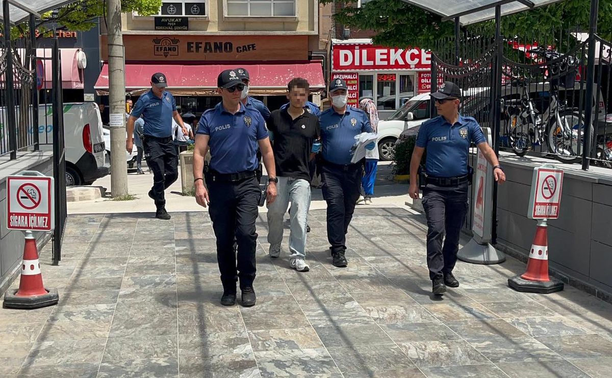 Eskişehir\'de Sürücüleri Bıçakla Korkutarak 2 Araç Gasbeden Şüpheli Adliyeye Sevk Edildi