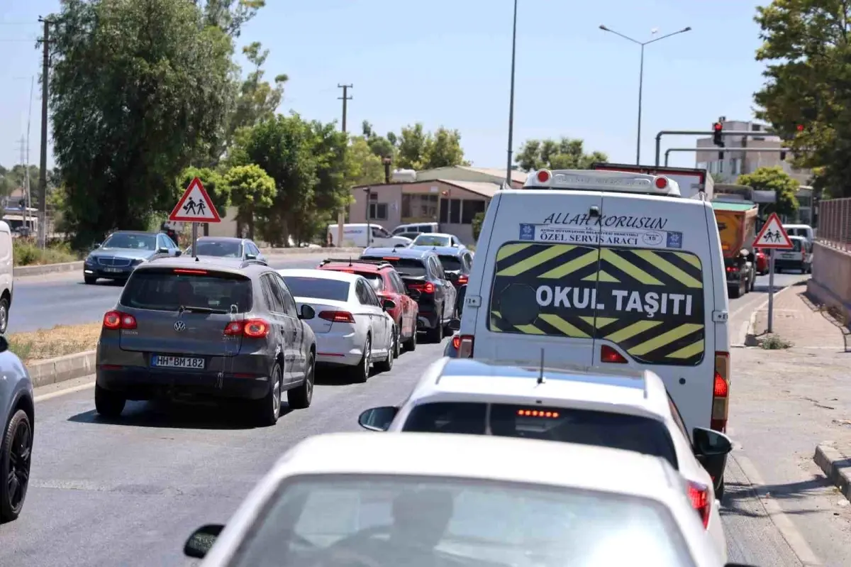 Aydın ve Muğla Yolunda Trafik Yoğunluğu Devam Ediyor