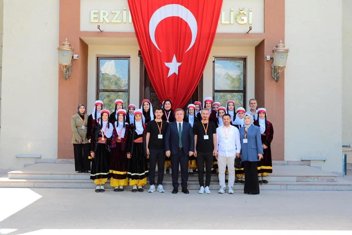 Bitlis Tatvan Gençlik Merkezi Halk Oyunları Ekibi Vali Aydoğdu\'yu Ziyaret Etti