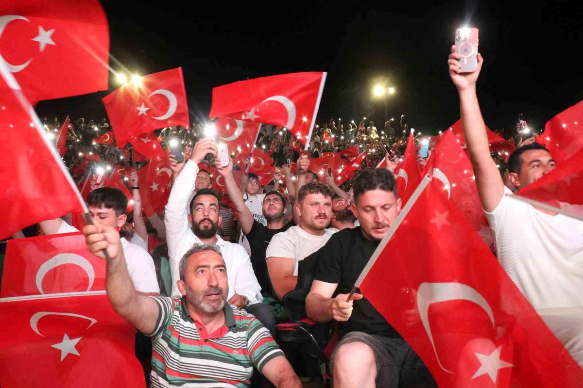 Sakaryalılar, A Milli Futbol Takımı\'nın maçını millet bahçesinde coşkuyla izledi