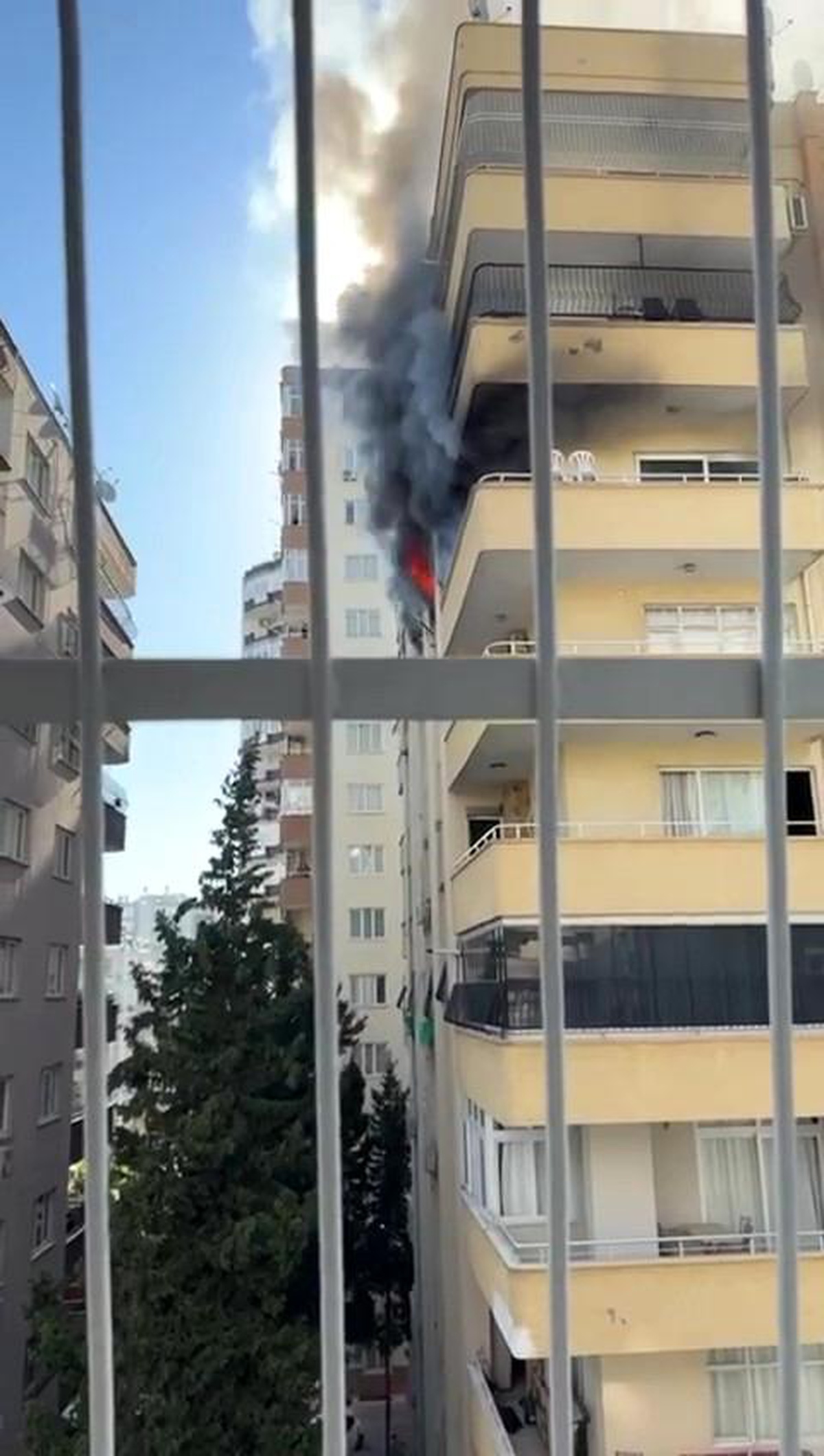 Adana\'da 10 Katlı Apartmanın 8. Katında Çıkan Yangın Korkuttu