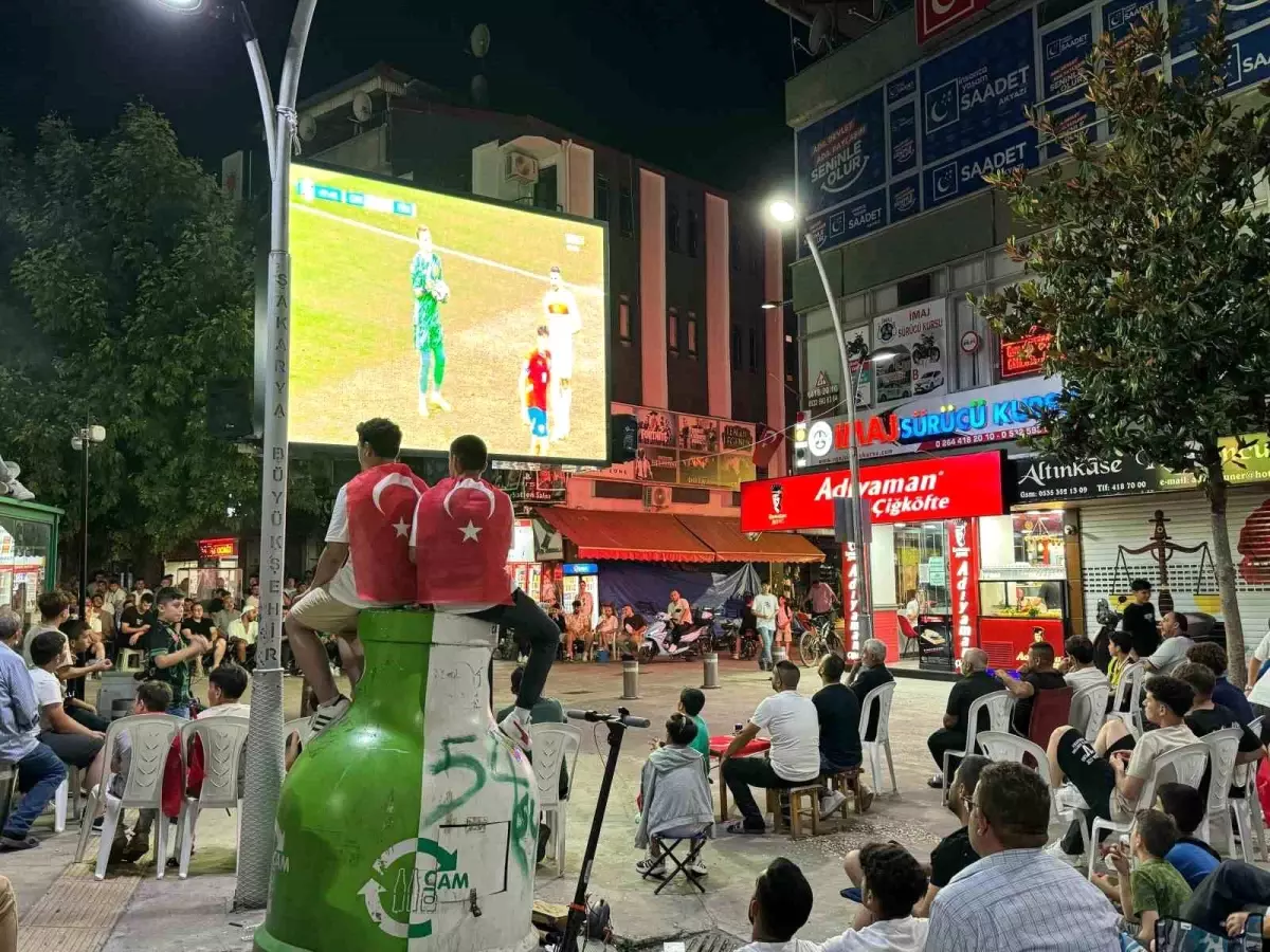 Akyazılılar, A Milli Futbol Takımı\'nın Avusturya maçını dev ekranda izleyecek